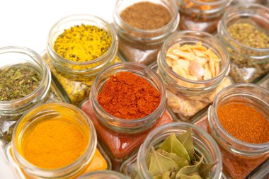 Baharat kavanozları, baharat arka planı. Mutfakta çeşitli baharatlar kullanılıyor.
