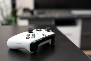 Wroclaw, Polonya - 12 Ocak 2022: XBoX One kontrol masası. XBOX, Microsoft 'tan popüler bir oyun konsoludur
