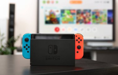 Wroclaw, Polonya - 22 Ocak 2022: Nintendo Anahtarı - Nintendo 'dan popüler mobil konsol aygıtı