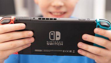 Wroclaw, Polonya - 22 Ocak 2022: Çocuk Nintendo Switch konsolu oynuyor. Nintendo Anahtarı popüler mobil konsoldur.