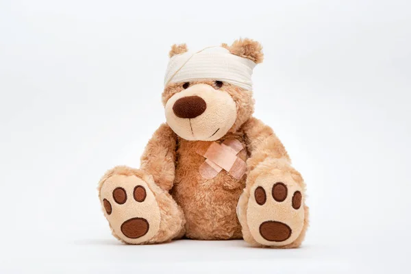 Teddybär Mit Verband Medizinisches Betreuungskonzept Für Kinder Bär Auf Weißem — Stockfoto