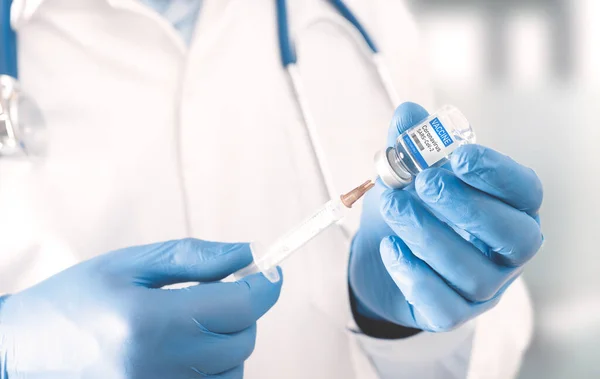 Dokter Die Een Flacon Met Een Vaccin Vasthoudt Griep Coronavirusvaccinatieconcept — Stockfoto