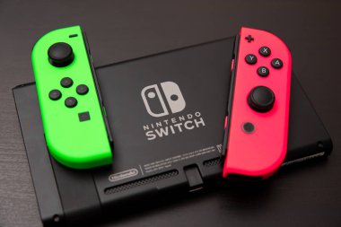 Wroclaw, Polonya - 22 Ocak 2022: Nintendo Anahtarı - Nintendo 'dan popüler mobil konsol aygıtı