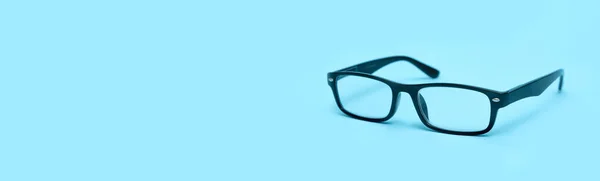 青い背景の眼鏡 眼科医光科学の概念は — ストック写真
