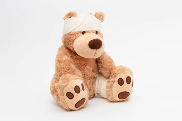 Teddybär Mit Verband Medizinisches Betreuungskonzept Für Kinder Bär Auf Weißem — Stockfoto