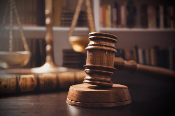 Молоток судьи и весы. Закон и система правосудия.