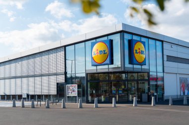 Wroclaw, Polonya - NOV 11, 2019: Polonya 'da LIDL süpermarket. Lidl, Almanya 'nın küresel indirimli süpermarket zinciri.