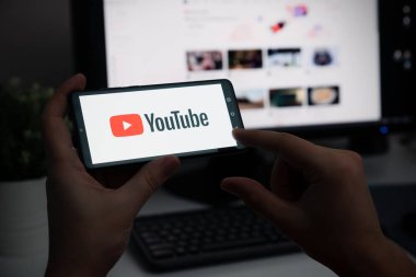 Wroclaw, Polonya - 27 Ocak 2022: YouTube logolu adam tutma aygıtı. YouTube, Google tarafından geliştirilen en popüler video servisidir..