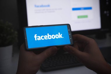 Wroclaw, Polonya - 27 Ocak 2022: Huawei P30 akıllı telefonunda Facebook uygulaması kullanan adam. Facebook en popüler sosyal medya hizmetidir.