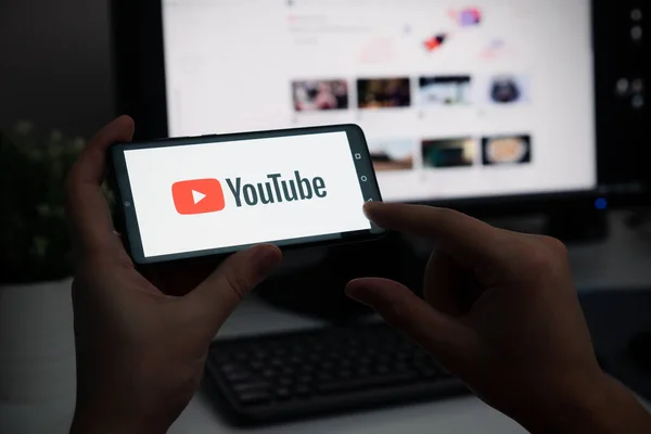 Wroclaw, Polonya - 27 Ocak 2022: YouTube logolu adam tutma aygıtı. YouTube, Google tarafından geliştirilen en popüler video servisidir..