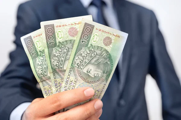 Zakres Polskich Banknotów Ręku Biznesmen Dający Pieniądze — Zdjęcie stockowe