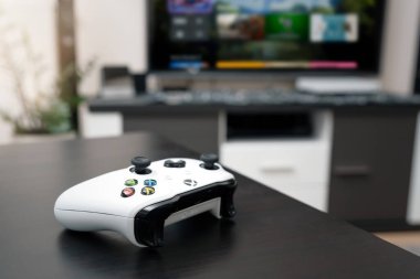 Wroclaw, Polonya - 12 Ocak 2022: XBoX One kontrol masası. XBOX, Microsoft 'tan popüler bir oyun konsoludur