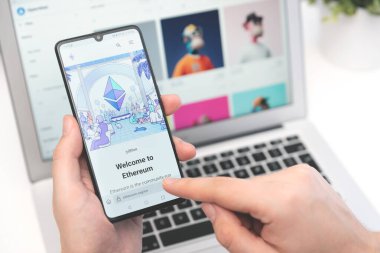Wroclaw, Polonya - 10 Şubat 2022: Ethereum kripto para birimi. Dijital koleksiyonlara kripto para yatırımı