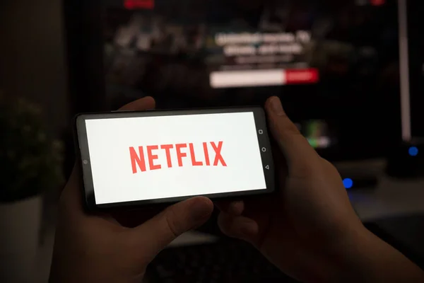 Wroclaw Poland Jan 2022 Man Netflix Logo Screen Netflix Most — Stock Photo, Image