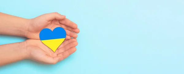 Hand Hält Ein Herz Mit Den Ukrainischen Nationalfarben Hilfe Für — Stockfoto