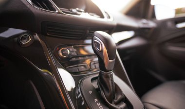 Modern bir araba otomatik vites kolu. Araba iç detaylar
