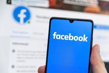 Wroclaw, Polonya - APR 01, 2022: Facebook logosu ekranda. Facebook en popüler sosyal medya hizmetidir