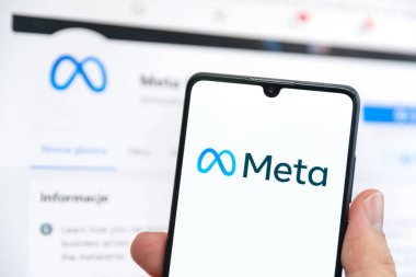 Wroclaw, Polonya - APR 01, 2022: Facebook şirket adını Meta olarak değiştirir. Akıllı telefondaki meta ve arka plandaki Facebook logosu