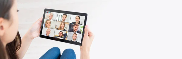 Videoconferencia Con Múltiples Empleados Aplicación Tableta Para Trabajo Remoto Estudio —  Fotos de Stock