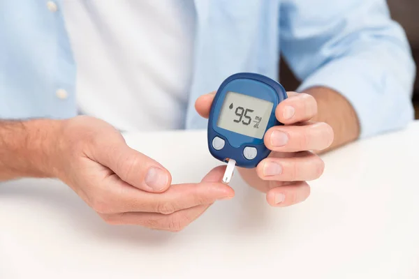 Man Measures His Blood Sugar Glucometer Blood Sample Test Diabetes — Stock Photo, Image