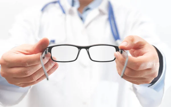 Augenarzt Augenarzt Der Klinik Augenoptiker Hält Brille Zum Anprobieren — Stockfoto