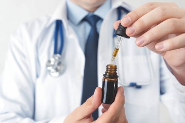 Kenevir ve yağlı doktor. Modern nörolojik tedaviye sahip tıbbi klinik