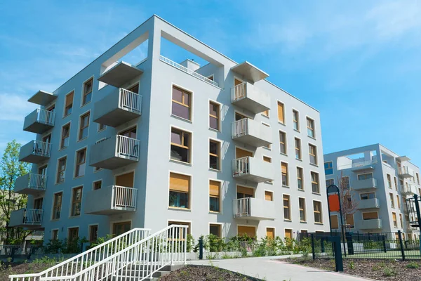 Yeni apartmanlar. Modern apartmanlı bir yerleşim yeri.