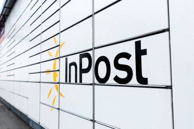 Wroclaw, Polonya - 29 Mayıs 2022: Posta Paczkomat paket teslim servisi
