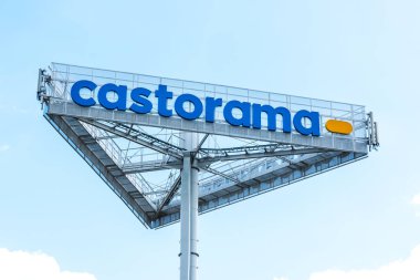 Wroclaw, Polonya - 29 Mayıs 2022: Tabela üzerinde Castorama marka logo