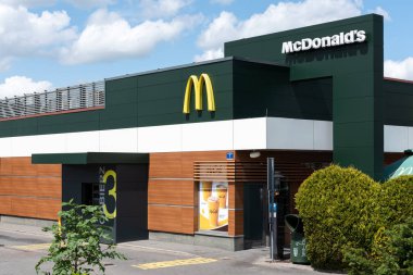 Wroclaw, Polonya - Ocak 01, 2022: McDonald 's Restoran Yolu Thru