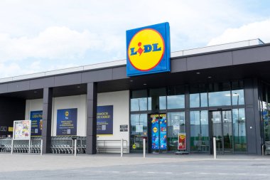 Wroclaw, Polonya - 29 Mayıs 2022: Polonya 'da LIDL süpermarketi. Lidl, Almanya 'nın küresel indirimli süpermarket zinciri.