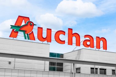 Wroclaw, Polonya - 29 Mayıs 2022 Auchan süpermarket logosu
