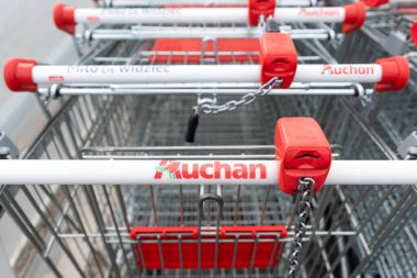 Wroclaw, Polonya - 29 Mayıs 2022: Auchan mağazasının alışveriş arabaları