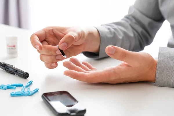 Hombre Usando Glucosímetro Kit Análisis Sangre Para Diabetes —  Fotos de Stock