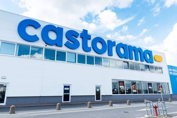 Wroclaw, Polonya - 29 Mayıs 2022: Markette Castorama Markası logosu