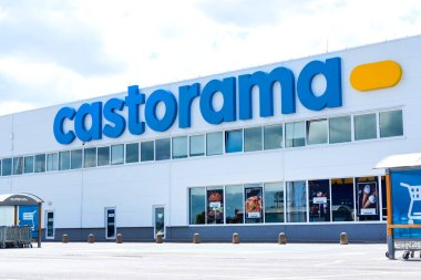 Wroclaw, Polonya - 29 Mayıs 2022: Markette Castorama Markası logosu