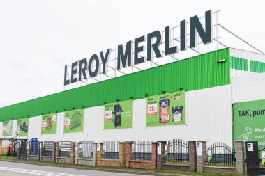 Wroclaw, Polonya - 29 Mayıs 2022 Hippermarket girişinde Leroy Merlin 'in logosu ve işareti