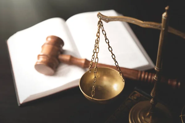 木製の机の上の裁判官のギャベル 法律と正義の概念 — ストック写真