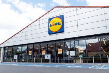 Wroclaw, Polonya - 29 Mayıs 2022: Polonya 'da LIDL süpermarketi. Lidl, Almanya 'nın küresel indirimli süpermarket zinciri.
