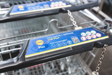 Wroclaw, Polonya - 29 Mayıs 2022: Polonya 'da LIDL süpermarketi. Lidl, Almanya 'nın küresel indirimli süpermarket zinciri.