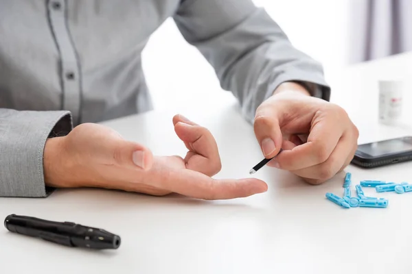 Man Using Glucometer Diabetes Kit Blood Glucose Level Measure — Stock fotografie