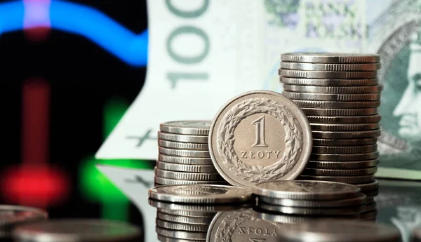 ポーランドの通貨 ポーランドのコインの山 ズウォティ コインは フォア グラウンドで立っています ビジネスと金融の概念 — ストック写真