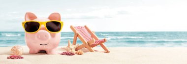 Kumbarası tatilde dinleniyor. Tasarruf, seyahat kavramı