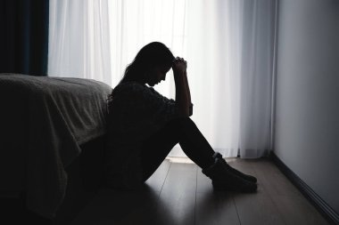 Depresyonda olan bir kadın. Üzüntü ve baş ağrısı