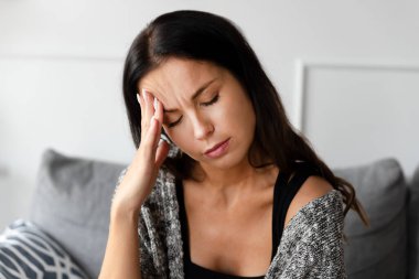 Kadının baş ağrısı, üzüntü ve depresyon konsepti var.