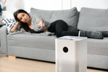 Hava temizleyici kullanan kadın, PM 2.5 toz filtresi, temiz ve sağlıklı hava