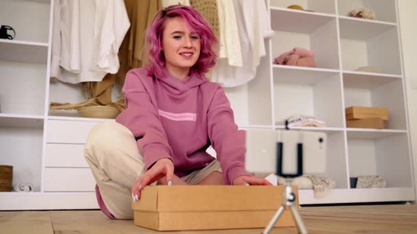 Happy Teen Girl Fashion Social Media Channel Blogger Pink Hair — Stok Video