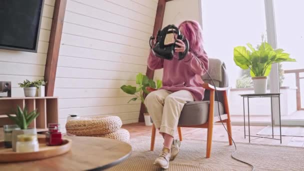 Teenagermädchen Mit Headset Hause Beim Ausprobieren Neuer Immersiver Virtual Reality — Stockvideo