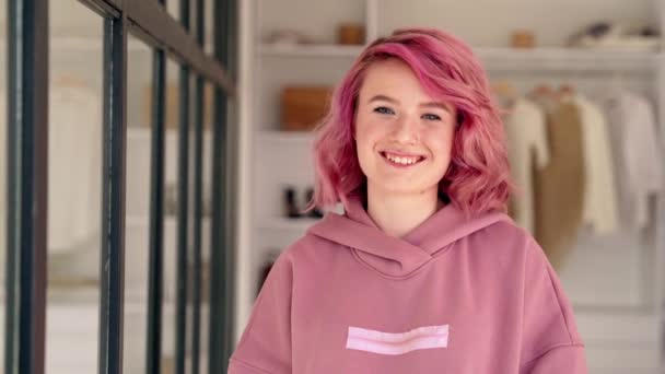 Szczęśliwa Nastolatka Dziewczyna Różowymi Włosami Patrząc Aparat Stojący Przed Nowoczesnym — Wideo stockowe