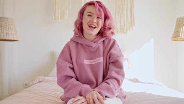Lächelndes Hipster Teenie Mädchen Mit Rosa Haaren Das Auf Dem — Stockvideo